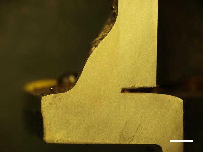 Při svařování vzorku Z1 číslo 1 byl hořák nakloněn více k plechu tloušťky 4,5 mm a výsledkem je jeho odtavený okraj.