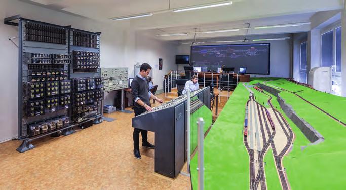 Jsou tu prezentovány současné technologie řízení a zabezpečení identické s technologiemi v reálném provozu, instalovány jsou technologie elektromechanických, reléových i elektronických