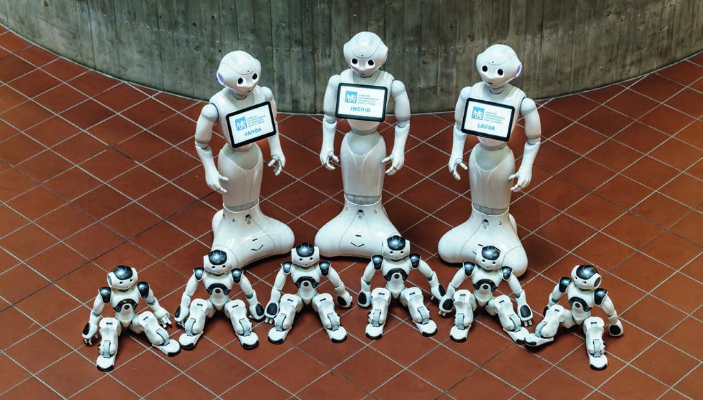 fakulty a ÚStavy Robot jako pomůcka při výuce Doba se změnila. Dřív měli studenti vysokých škol k dispozici tabuli, křídu a učebnice.