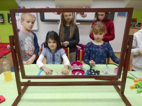 A JAKÝ ÚČES SLUŠÍ VÁM? Konečně nám paní vychovatelka řekla, že nás čeká zase po roce Den účesů. Měli jsme si přinést gumičky a barevný spray na vlasy. Jak jsme přišli do družiny, nachystala p.