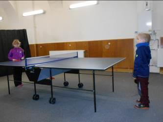 1. nám paní vychovatelka zařídila návštěvu místní pingpongárny. Pan Chromčák je profesionál ve hraní ping pongu. Nejdříve nám povídal o svém koníčku.