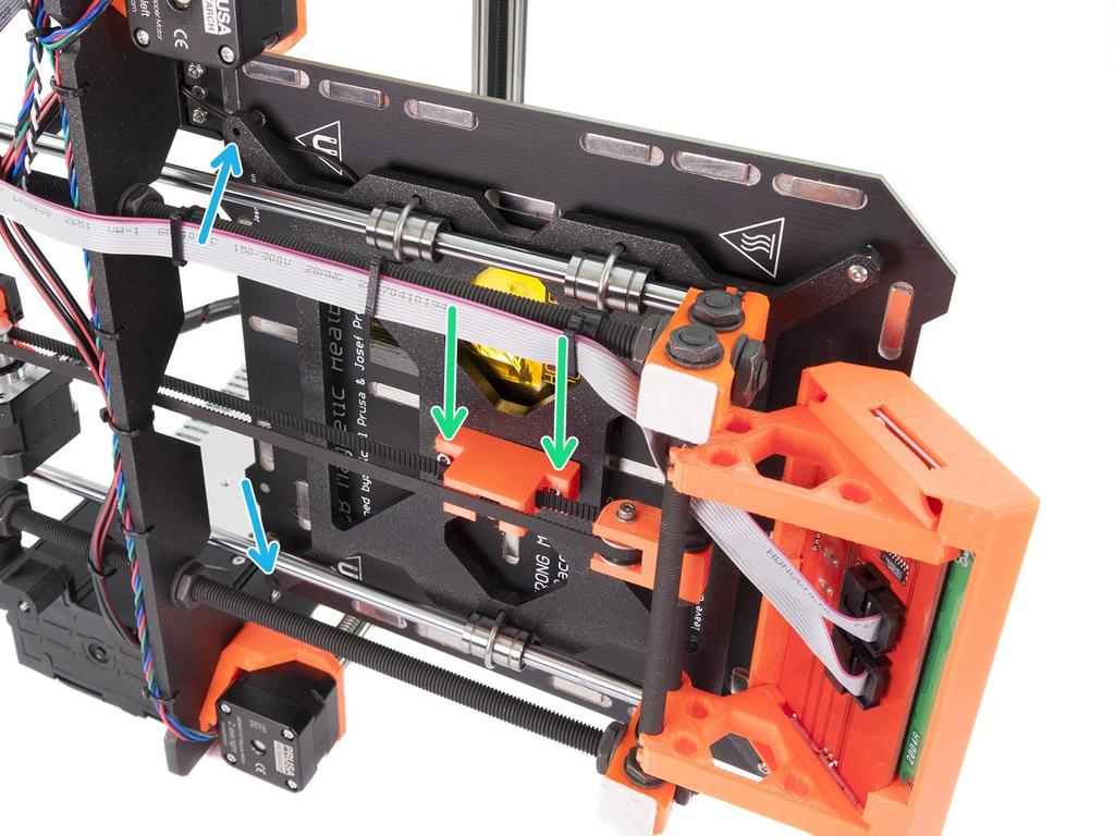 Step 14 Upevnění vyhřívané podložky (2. část) Posuňte extruder zcela doprava a položte tiskárnu na napájecí zdroj. Šroub M3x8r (2x) Vložte šrouby M3x8r do vyznačených děr a oba je nepatrně utáhněte.