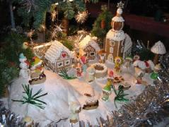 22 s různými vánočními motivy počínaje adventními věnci, přes motivy vyrobené z perníků, keramiky, betlémů, svícnů a mnoho dalších s radostí a péčí vyrobených předmětů.