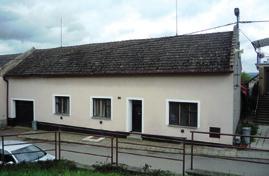 Dům se nachází v menší obci ílany pouze 3km od Kroměříže 1 km od nájezdu na D1.