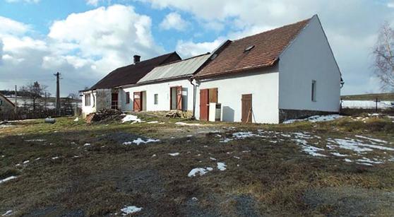 Nová střecha a okna, podsklepený, půda vhodná k vestavbě.