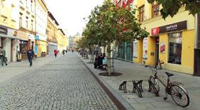 Před budovou velké parkoviště, MHD. OPA/16/069 od.180 /měs.