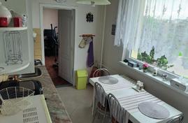 Na Letné. yt je v OV, má výměru 70 m, nachází se ve 4. patře a patří k němu balkon a sklepní kóje v suterénu.