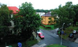 vnitrobloku. Etážové topení. Cihlový dům v blízkosti Tesca.
