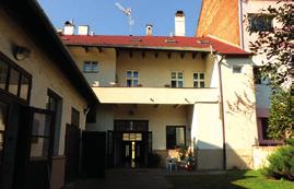 řešen jako x +1 a 1x 1+1 se zázemím, terasou (cca 14m), prostornou půdou s