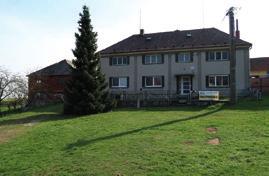 Zastavěná plocha: 970 m, zahrada 861 m. JHR/19/037 Prodej RD 4+1 s průjezdem.