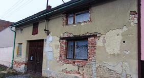 Dům napojen na obecní kanalizaci a vodovod. Dům je k rekonstrukci.