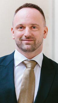 LUBOMÍR MILEK Provádí výběr investičních objektů pro Fond a odpovídá za rekonstrukci nakoupených objektů. Otevřel a úspěšně v České republice zavedl master franšízu sítě agentur «Century 21».