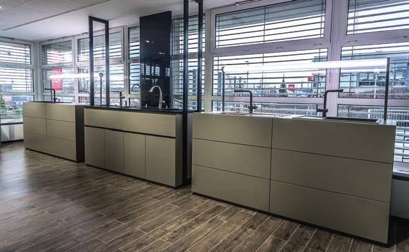 Nová expozice se nese v moderním designu a zahrnuje průřez celým sortimentem, který v České republice nabízíme.