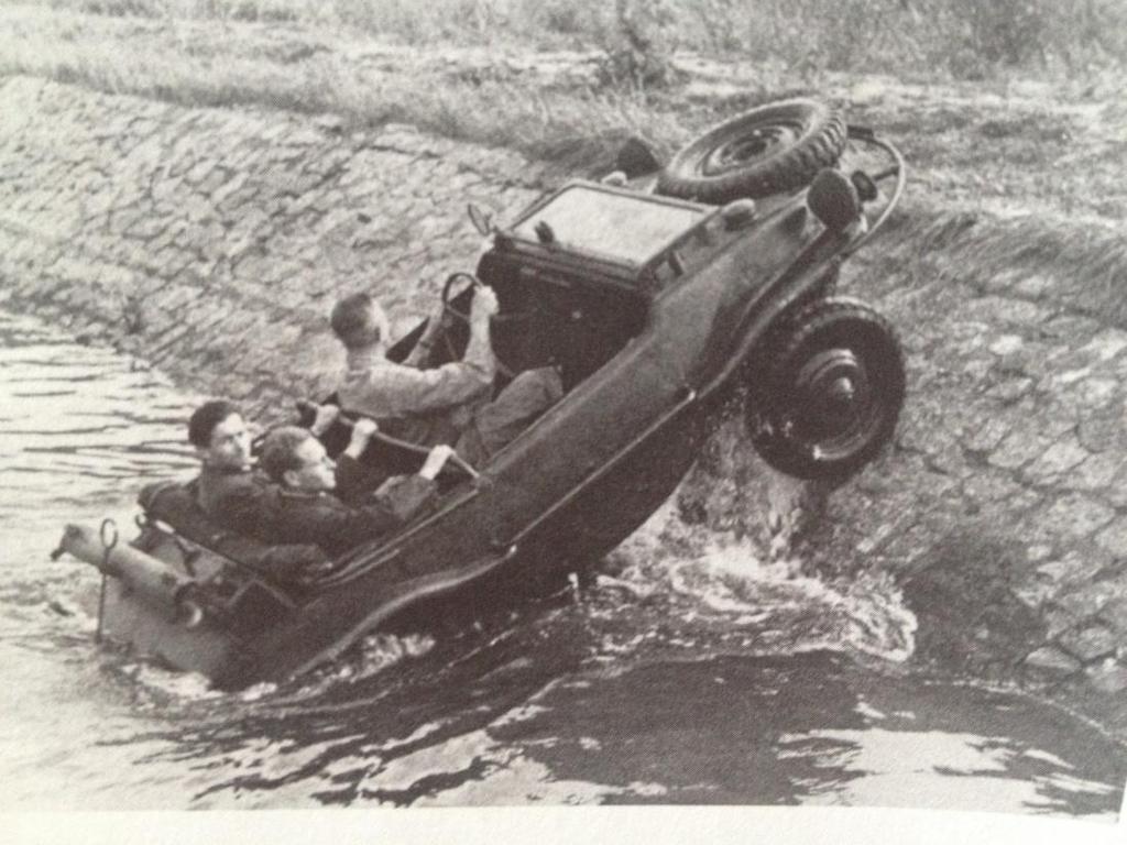 Příloha č. 5 Zkouška prototypu obojživelného vozu. (Zdroj: TUČEK, Volkswagen Brouk, s. 36.) Příloha č.