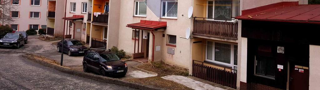 V bytě jsou na podlahách parkety, dlažba a lino, okna plastová. K bytu náleží sklepní koje a společné prostory v domě, parkovat lze přímo u domu. Vytápění zajišťuje vlastní kotelna vedle domu.