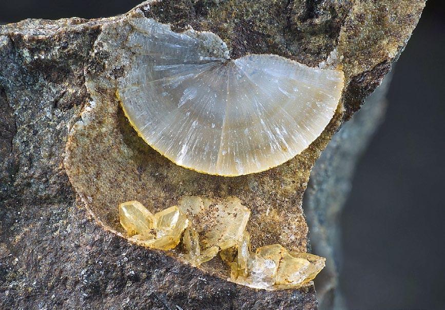 Bull Mineral Petrolog 26, 2, 2018. ISSN 2570-7337 (print); 2570-7345 (online) 135 líků možno vyjádřit jako Ca 1.86 Na 0.98 (Si 5.43 Al 4.53 )O 20 6 Vypočtená hodnota = Si/(Si+Al) = 0.