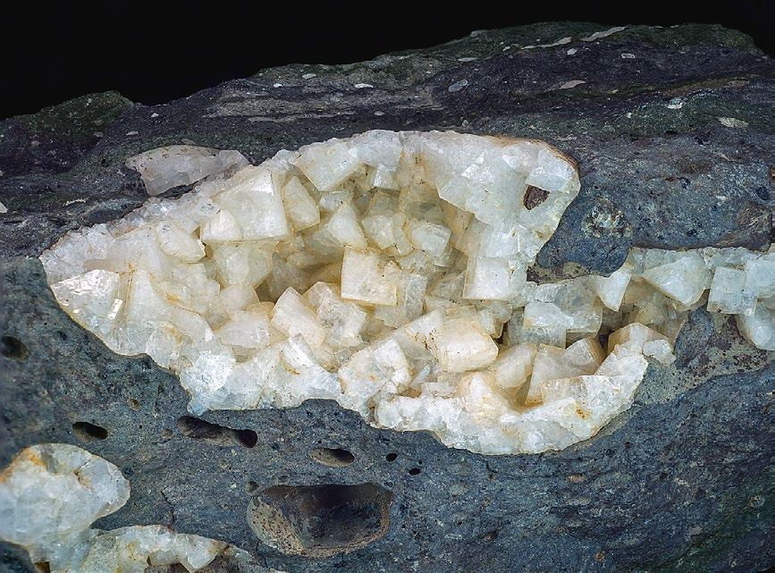 126 Bull Mineral Petrolog 26, 2, 2018. ISSN 2570-7337 (print); 2570-7345 (online) nostní uspořádání, což dokládá, že degazace a následné zaplnění dutin proběhlo v pohybově klidovém prostředí.