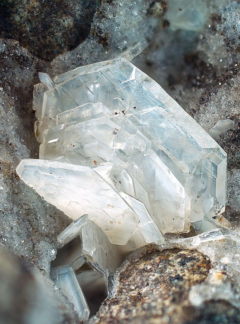 Bull Mineral Petrolog 26, 2, 2018. ISSN 2570-7337 (print); 2570-7345 (online) 127 V oválných dutinách uvedených hornin se vyskytují největší krystaly chabazitu-ca, lévynu-ca a phillipsitu-ca.