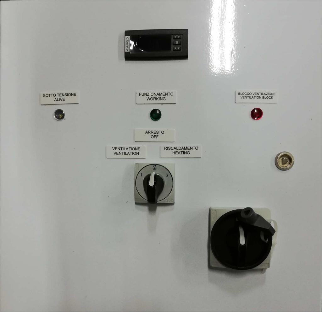 1.9 ELEKTRICKÝ OVLÁDACÍ PANEL 6 2 3 4 1. Hlavní vypínač ON-OFF 2. Kontrolka napájení 3. Kontrolka provozu ventilátoru 4. Kontrolka blokace větrání 5. Přepínač Větrání-Topení ventilátoru 6.