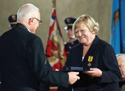 aktuality Alena Šrámková vyznamenána prezidentem U příležitosti státního svátku 28. října 2008 udělil prezident republiky Václav Klaus řadu ocenění.