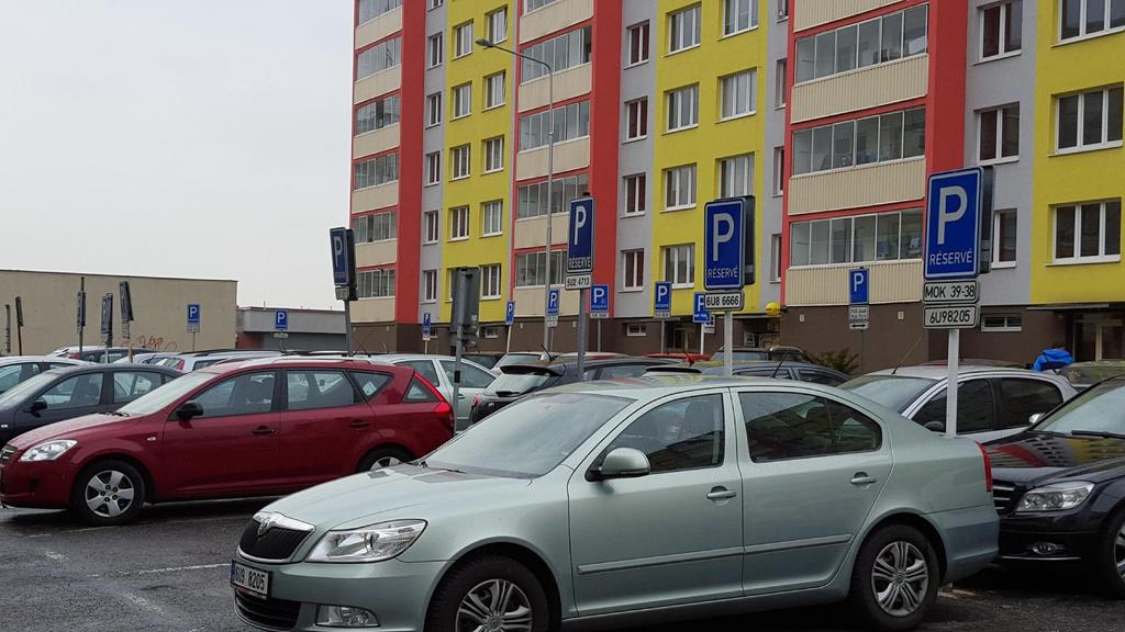 Trvalé parkovací místo - musí předcházet silniční správní řízení o vyhrazení tohoto parkovacího místa a jeho následné osazení dopravní značkou (jedná se o tzv.