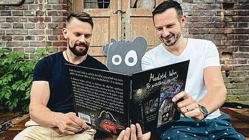 2 21. září 2018 Hradecko ajičínsko Medvěd WrrzHradcejde do světa. Knihamáúspěch Dva kamarádi zhradce stvořili nového dětského hrdinu medvídka Wrr. Na začátku byl přitom nepovedený komiks.