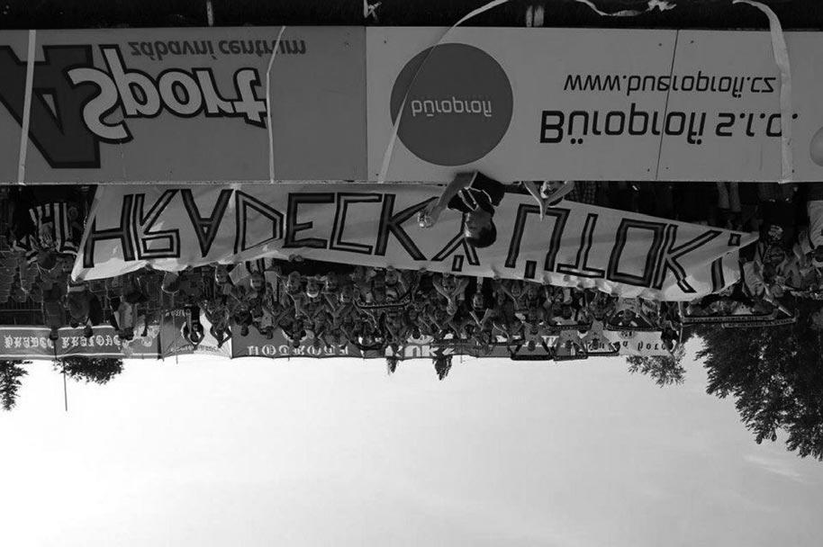 PŘÍBĚH CHORÁLU Hradecký útok už je deset let děkovačkou Votroků Chorál HRADECKÝ ÚTOK vymysleli fanoušci, kteří jezdili na Hradec již v devadesátých letech parta kolem legendárních Jardy Šupčíka,