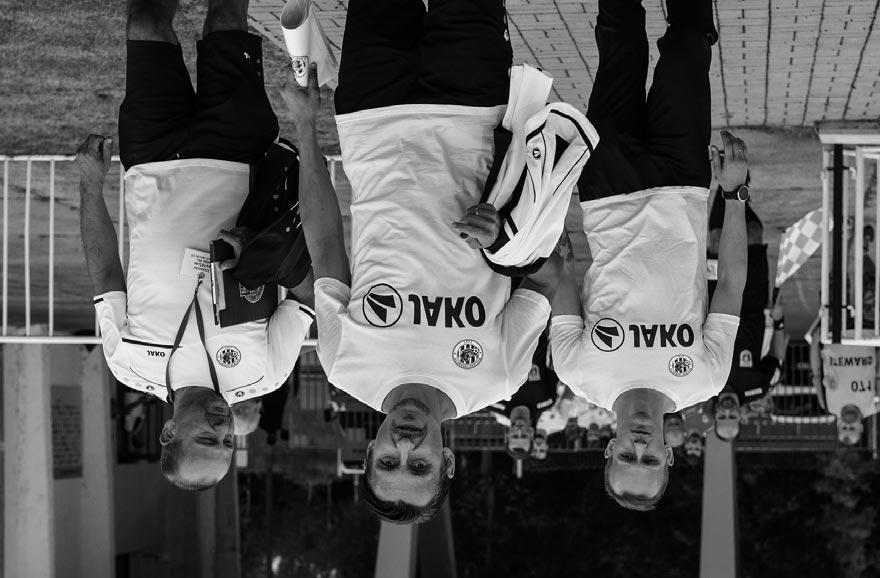 i třeba od tiskového mluvčího. S Frťou si hodně povídáme o fotbale, on má hodně velký záběr. Takhle nasávám informace komunikací a prožitkem. Jako hráč jsi nebyl moc trenérský typ, že ne?