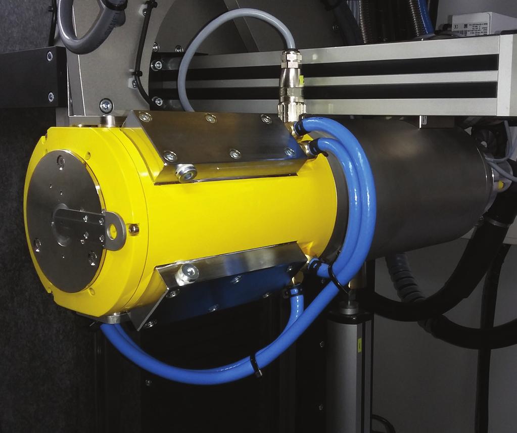 Kapalinou chlazená 180kV trubice Druhou inovací je instalace nové nanofokusní rentgenové trubice (Obr. 6). Jedná se o nejnovější generaci, která je vybavena chladícím systémem.