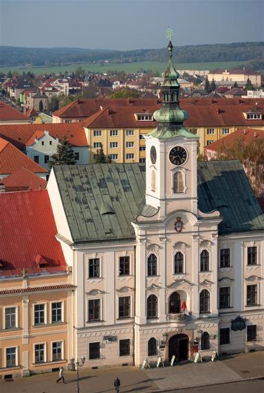 ROKYCANY Rokycany, město donedávna okresní, se nachází zhruba 20 km východně od Plzně na důležité železniční trati Cheb - Plzeň - Praha.