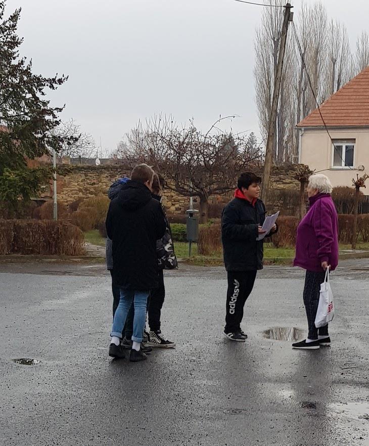 Loňský rok zakončili osmáci zajímavým projektem. Jednalo se o zpětnou vazbu a porovnání svých znalostí v oblasti anatomie z hodin přírodopisu paní učitelky Radky Kostkové se znalostmi občanů obce.