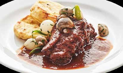 UZENÁ KRKOVICE s křenovou omáčkou a žemlovými knedlíky Hlavní jídla Main course Hauptgerichte EN Smoked pork neck with