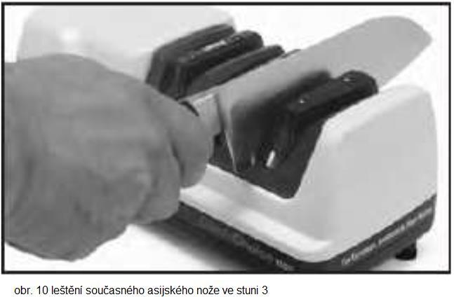 Překontrolování výbrusu. Abyste zjistili zakřivení (burr), je nutno přejet prstem šikmo a zároveň k sobě po povrchu ostří daleko od hrany nože tak, jak je ukázáno na obrázku 9.