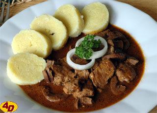 600 g předního (nebo zadního) hovězího masa, 80 g sádla (nebo oleje), 2-3 střední cibule, 2 lžičky mleté sladké papriky, sůl, 1/2 lžičky drceného kmínu, rovná lžička majoránky, 2 lžíce hladké mouky,