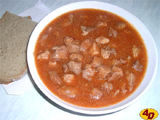 VEPŘOVÝ CHILLI GULÁŠ 1000 g plecka, 750 g nakrájené cibule, sůl, chilli koření podle chuti, kečup, olej Nejdříve oloupeme a nakrájíme cibuli, vepřové maso pokrájíme na kostky.