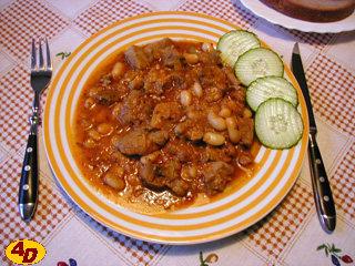 VEPŘOVÝ GULÁŠ S FAZOLEMI 150 g bílých fazolí, 400 g libové vepřové plece, 1 cibule, sůl, mletá sladká i pálivá paprika, olej, česnek, drcený kmín, 2 lžíce rajčatového protlaku nebo kečupu, 2 lžíce