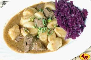 PAPRIKÁŠ S NOKY 750 g hovězího masa, 2 cibule, 2 lžíce sádla, sůl, bobkový list, 1 lžička mleté papriky, celý černý pepř Na noky: 400 g hrubé mouky, 100 g polohrubé mouky, 220 ml vlahého mléka, 1