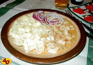 KRŮTÍ GULÁŠ 400 g krůtího masa, mletý pepř, sůl, 3 lžíce oleje, 2 cibule, sladká i pálivá paprika, 1 malá sklenice sterilovaného leča, 4 stroužky česneku, worcesterská omáčka, čerstvě nastrouhaný