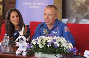 událost text: Ivana Pustějovská foto: M. Hronová, M. Višňa, Š. Berec Andrew Feustel astronaut, jehož příběh inspiruje Svůj Příběh astronauta představil olomouckému publiku Andrew Feustel.