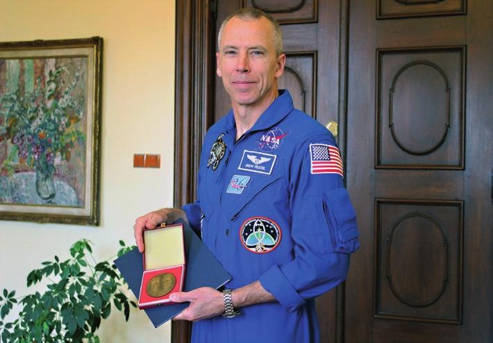 Vesmírný denní režim Druhá cesta amerického geofyzika a astronauta do kosmu se uskutečnila o dva roky později v raketoplánu Endeavour, který letěl k Mezinárodní vesmírné stanici (ISS).
