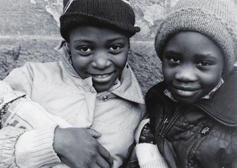 téma text: Ivana Pustějovská foto: Milada Hronová, archiv KM Namibijské dívky v Bartošovicích, 1987 Černí Češi s bílou duší Olomoucká vědkyně přibližuje zapomenuté osudy namibijských dětí Je to