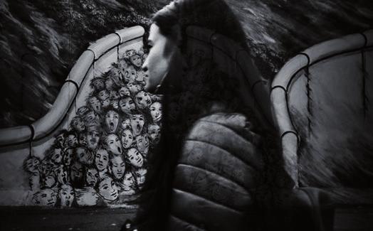 KRISTÝNA JANOŠKOVÁ: TVÁŘE, BERLÍN, 2018 První místo ve fotografické soutěži Popkultura kolem nás, kterou uspořádali organizátoři Olomouckého majálesu UP, získala studentka Kristýna Janošková.