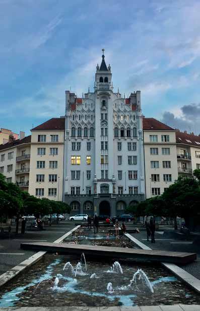 obchodní i společenské zázemí zdejší vilové kolonie. Zahrnovala velký divadelní a taneční sál, kino i restauraci s kavárnou.