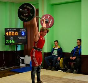 a 100 kg v nadhozu, obdržela 210,8 Sb., Markéta TARASO- VÁ (143 kg (64+79), 181,9 Sb.), Daniela ZRONKO- VÁ (125 kg (55+70), 153,5 Sb.) a Lucie ZRONKO- VÁ (74 kg (29+45), 109,7 Sb.