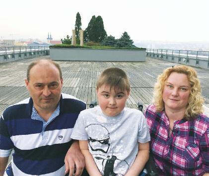 Má také skvělý veřejně prospěšný projekt Ponožky od babičky, který je ověnčený mezinárodní cenou Sozial Marie ve Vidni a 1. cenou Fóra dárců za veřejně prospěšný merchandizing. V čem spočívá?