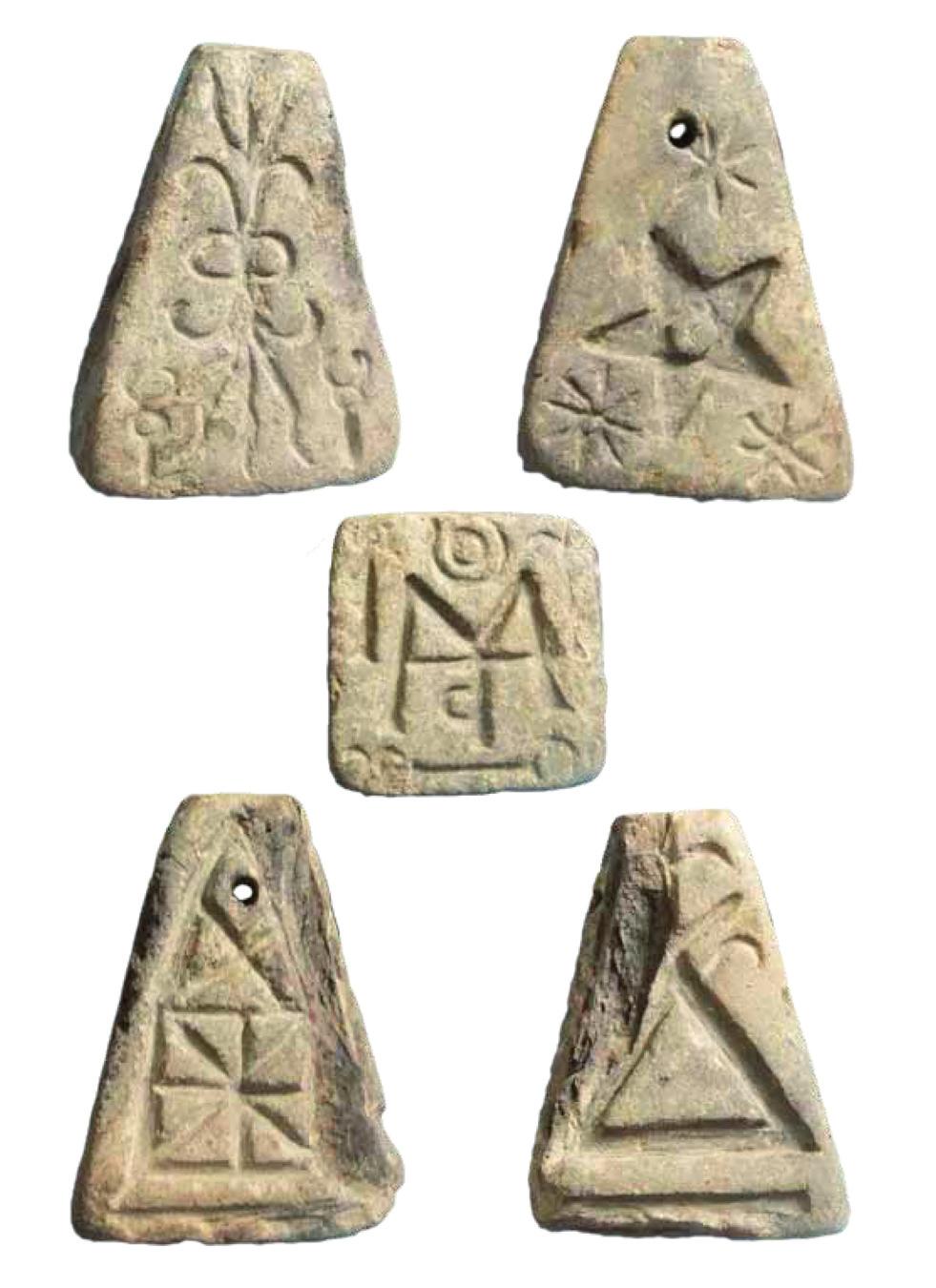 Obr. 4. Magické závaží z Pistiru, Bulharsko. 2015. Fig. 4. Magic loom-weight from Pistiros, Bulgaria. 2015. 5. Na tkalcovském závaží z Pistiru (obr.