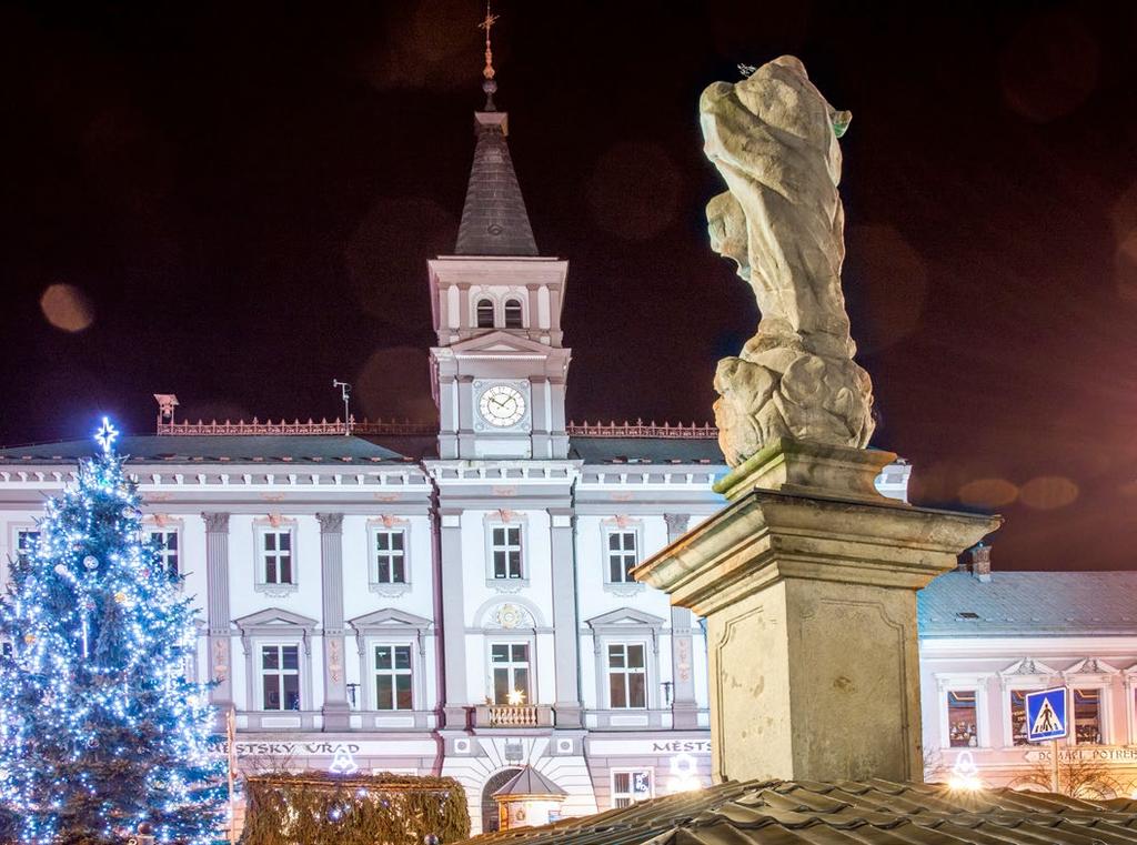 1 Radnice na náměstí v Železném Brodě je dominantou města, je v ní umístěn i divadelní sál. 2 V městském muzeu jsou umístěny expozice popisující historii sklářského řemesla.