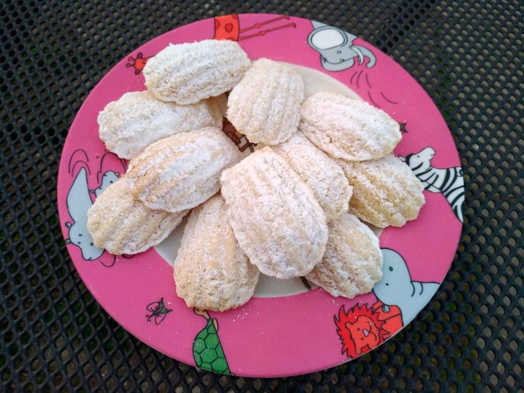 KOKOSOVO-MEDOVÉ PRACNY Autor: recept inspirovaný vánoční přílohou časopisu Žena a Život Kakaové pracny s ořechy jsou klasika, na kterou nedáme dopustit.
