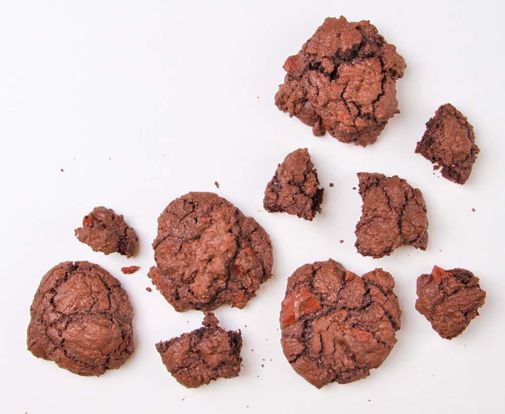 PODLE ALŽBĚTY Autor: Alžběta Švorcová* Pravé americké cookies jsou takovým pekařským oříškem. Docílit efektně popraskaný povrch a krásně vláčný střed není zrovna jednoduché.