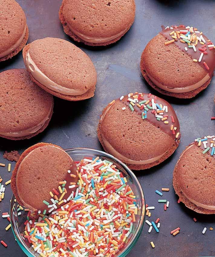 PafiíÏské pusinky 250 g mûkkého másla 140 g mouãkového cukru 1 PL kakaa 1 Vanilínov cukr petka soli 2 vejce 200 g hladké mouky Na náplà: 1 Krémová náplà ãokoládová 200 ml studeného mléka 1-2 PL